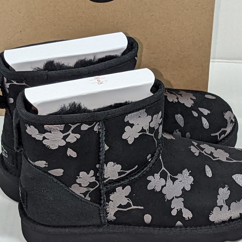 Ugg Australia Women's Classic Mini Floral Foil Boot Size 6.0 7.0 - Picture 2 of 8